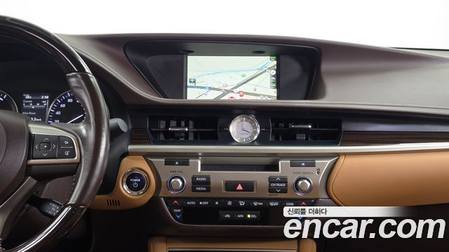 Lexus ES 2017 — photo 14