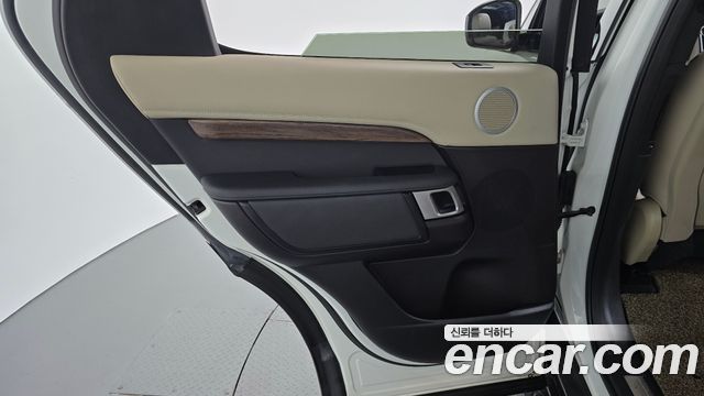 Land Rover Discovery 2017 — photo 15