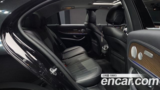 Mercedes-Benz E-Class 2019 — photo 17