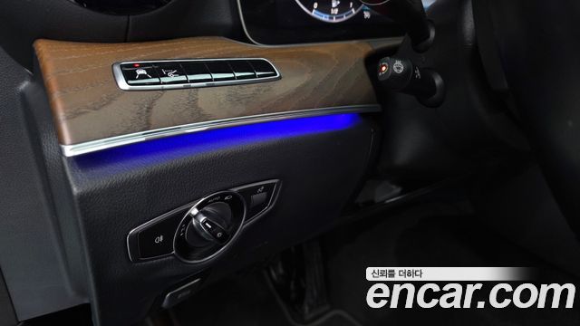 Mercedes-Benz E-Class 2019 — photo 20