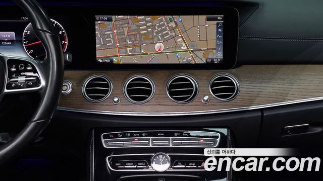 Mercedes-Benz E-Class 2019 — photo 23