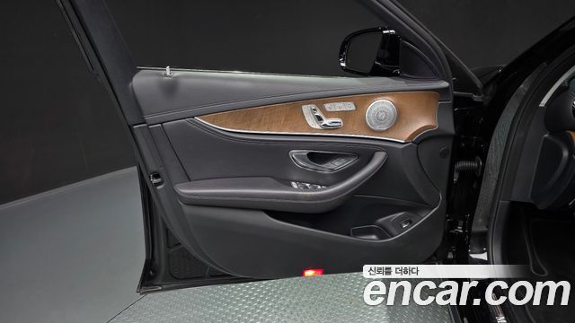 Mercedes-Benz E-Class 2019 — photo 14