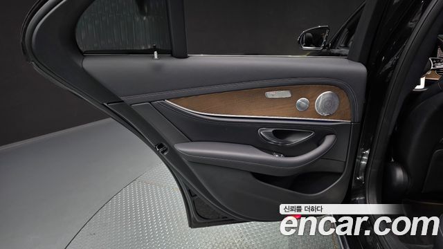 Mercedes-Benz E-Class 2019 — photo 15