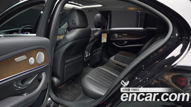 Mercedes-Benz E-Class 2019 — photo 16