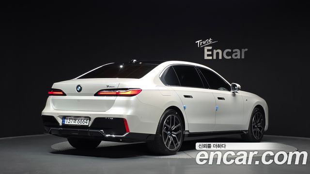 BMW 7-Series 2023 — photo 2