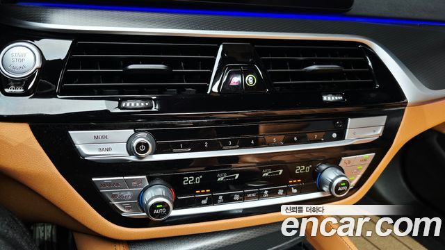 BMW 5-Series 2022 — photo 30