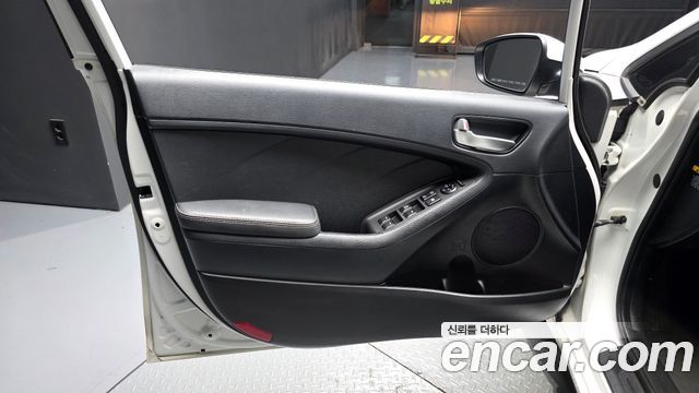 Kia K3 2016 — photo 14