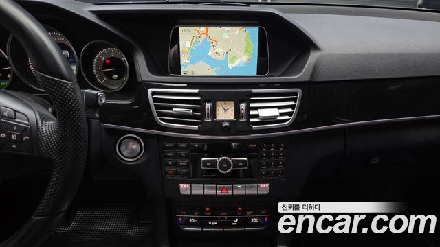 Mercedes-Benz E-Class 2014 — photo 14