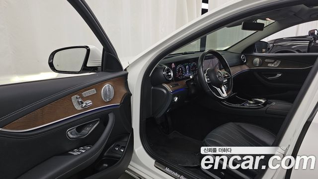Mercedes-Benz E-Class 2020 — photo 13