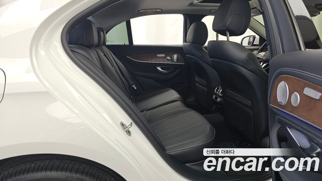 Mercedes-Benz E-Class 2020 — photo 17