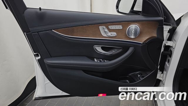 Mercedes-Benz E-Class 2020 — photo 14