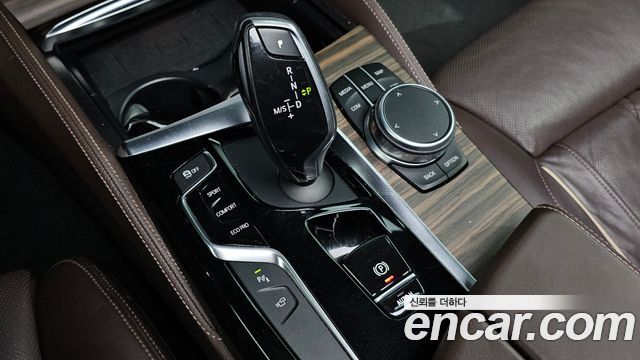 BMW 5-Series 2018 — photo 9