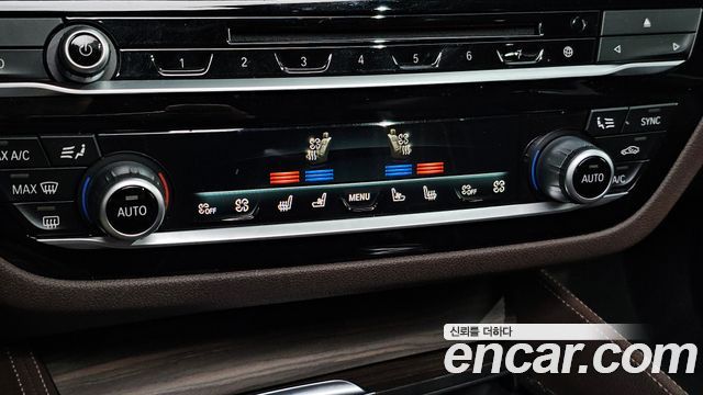 BMW 5-Series 2018 — photo 17
