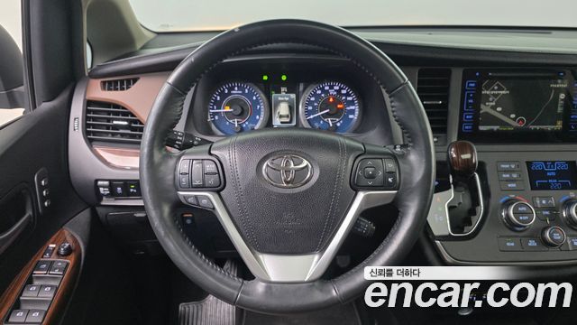 Toyota Sienna 2015 — photo 13