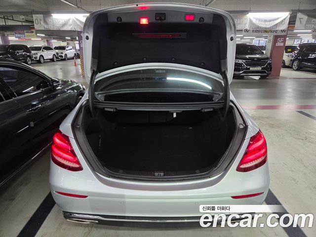 Mercedes-Benz E-Class 2017 — photo 20