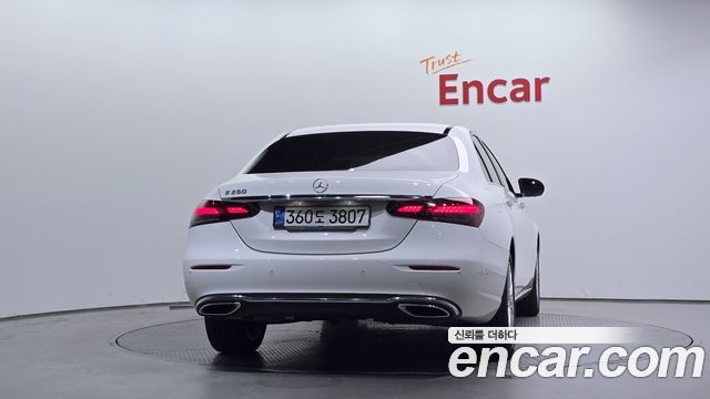 Mercedes-Benz E-Class 2022 — photo 4