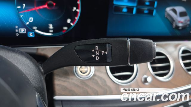 Mercedes-Benz E-Class 2022 — photo 9