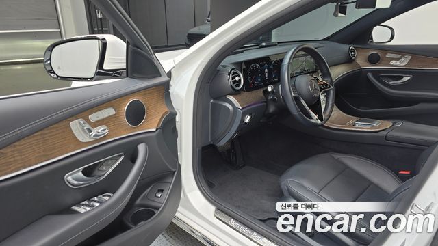 Mercedes-Benz E-Class 2022 — photo 10