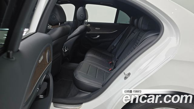 Mercedes-Benz E-Class 2022 — photo 11
