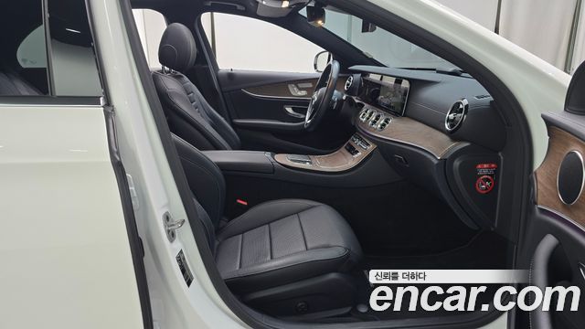 Mercedes-Benz E-Class 2022 — photo 12