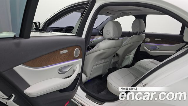 Mercedes-Benz E-Class 2023 — photo 16