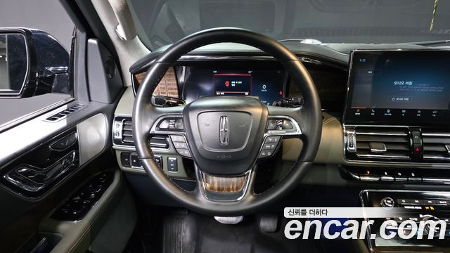 Lincoln Navigator 2023 — photo 19