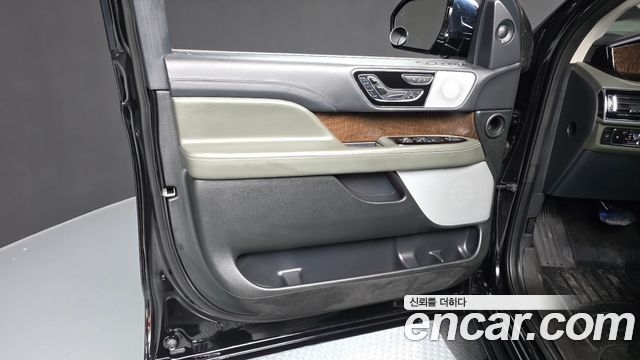 Lincoln Navigator 2023 — photo 14