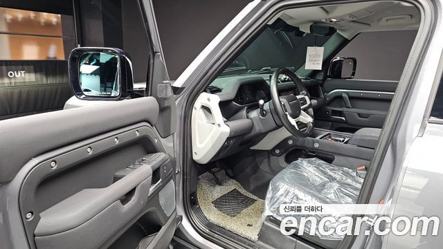 Land Rover Defender 2022 — photo 13