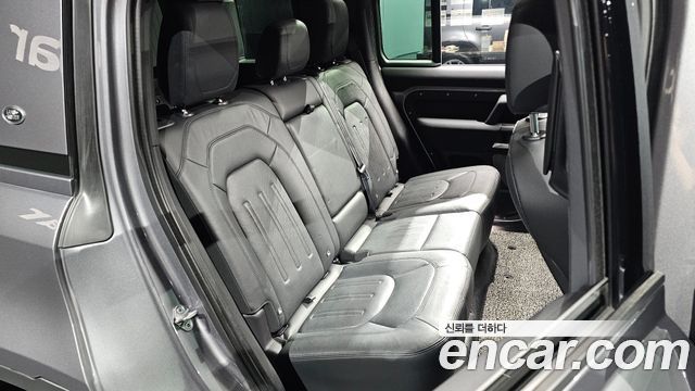 Land Rover Defender 2022 — photo 17