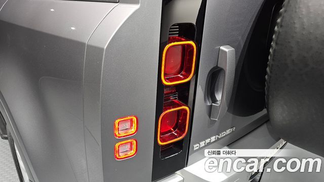 Land Rover Defender 2022 — photo 9
