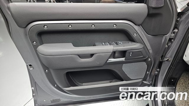 Land Rover Defender 2022 — photo 14