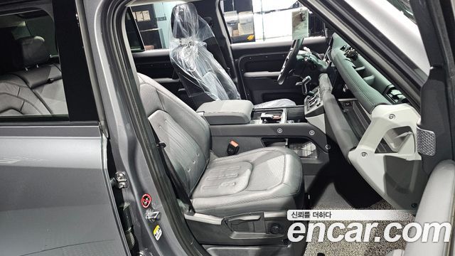 Land Rover Defender 2022 — photo 16