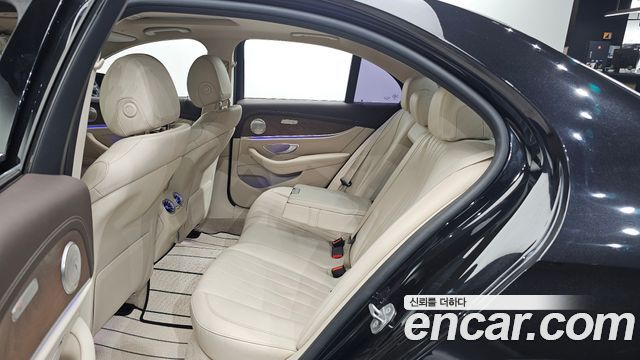 Mercedes-Benz E-Class 2017 — photo 11
