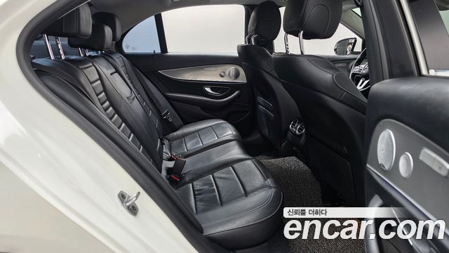 Mercedes-Benz E-Class 2019 — photo 12