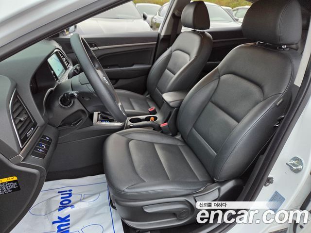 Hyundai AVANTE 2018 — photo 11