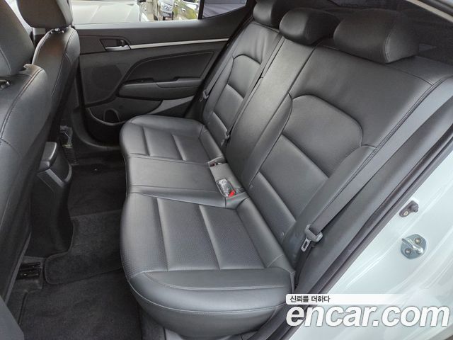 Hyundai AVANTE 2018 — photo 12