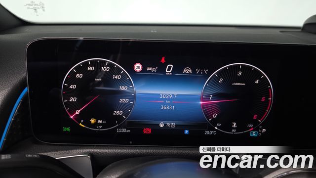 Mercedes-Benz GLB-Class 2024 — photo 11