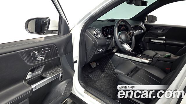 Mercedes-Benz GLB-Class 2024 — photo 13