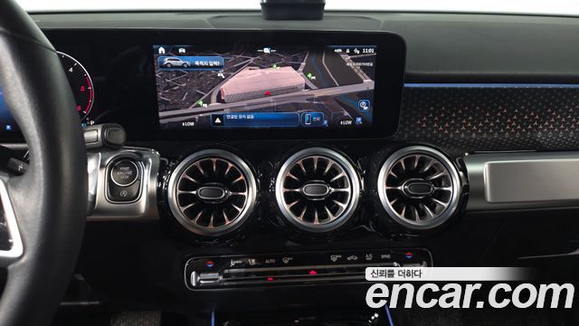 Mercedes-Benz GLB-Class 2024 — photo 18