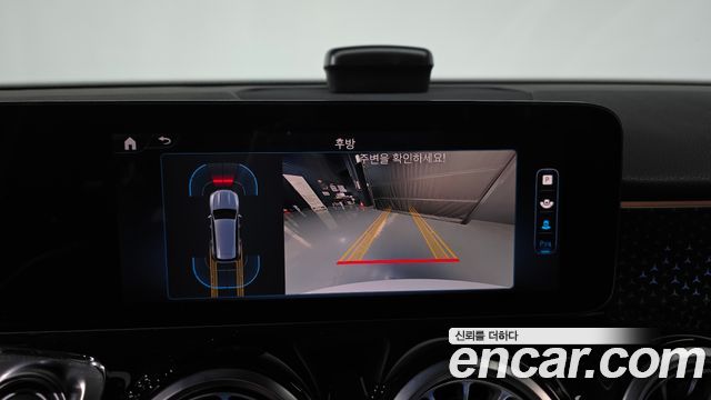 Mercedes-Benz GLB-Class 2024 — photo 20