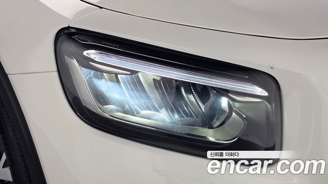 Mercedes-Benz GLB-Class 2024 — photo 8