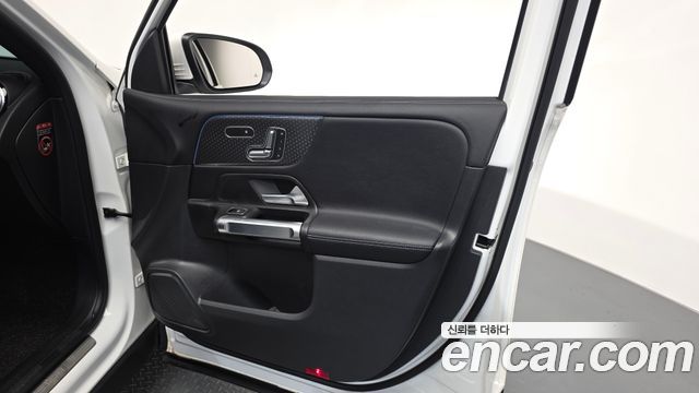 Mercedes-Benz GLB-Class 2024 — photo 14