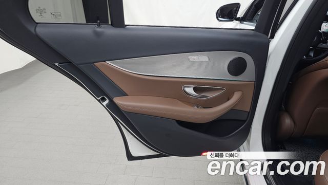 Mercedes-Benz E-Class 2018 — photo 15