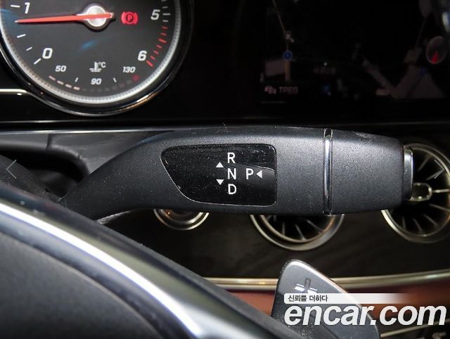 Mercedes-Benz E-Class 2018 — photo 16