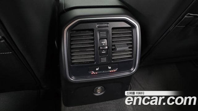 Porsche Macan 2019 — photo 18