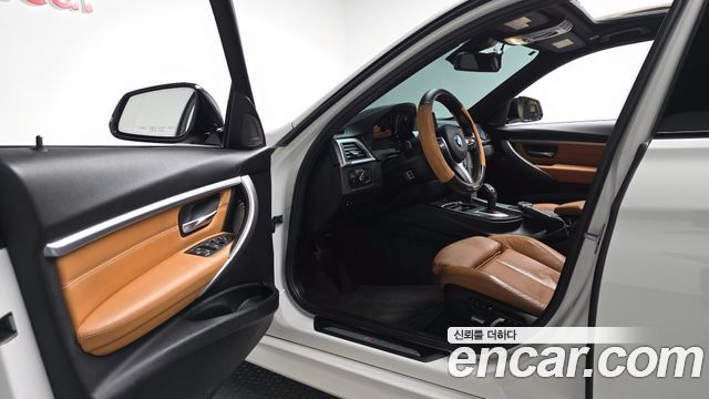 BMW 3-Series 2018 — photo 13