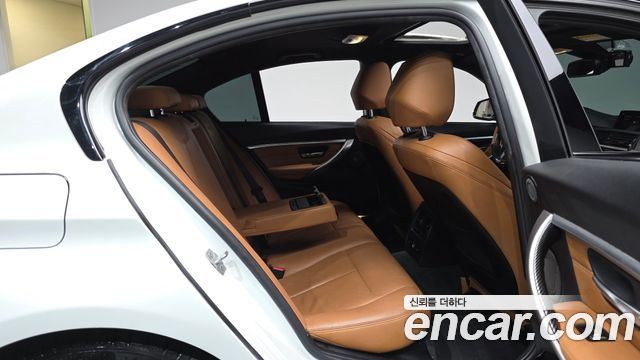 BMW 3-Series 2018 — photo 17