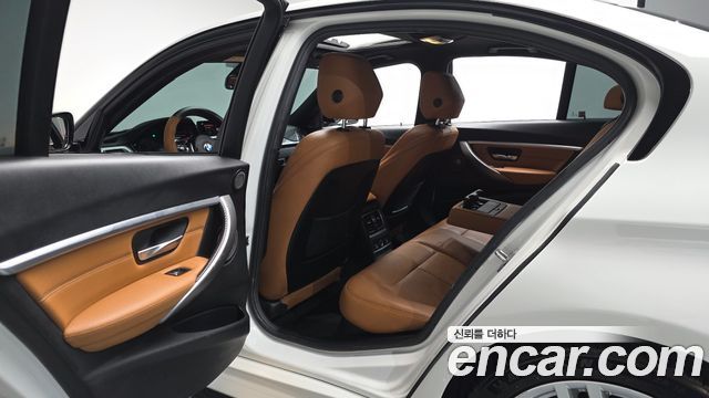 BMW 3-Series 2018 — photo 18