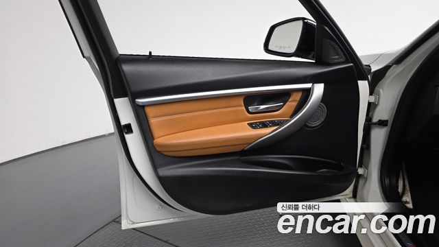 BMW 3-Series 2018 — photo 14