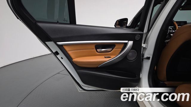 BMW 3-Series 2018 — photo 15